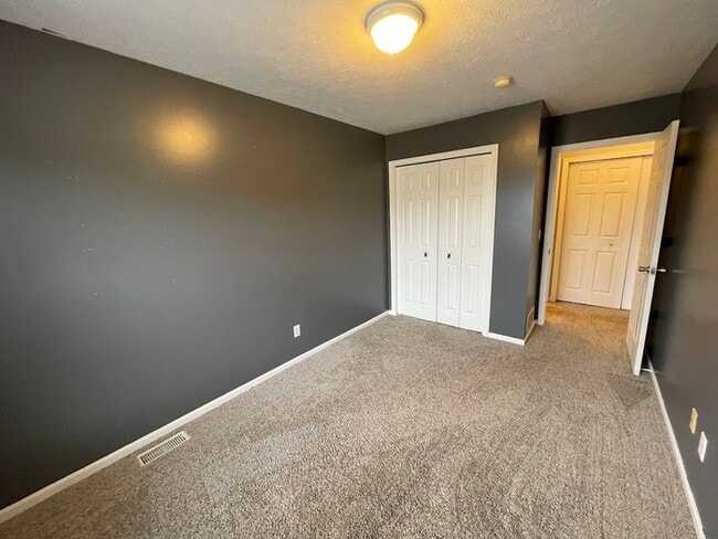 Building Photo - Lake Bella Vista Townhome Rockford