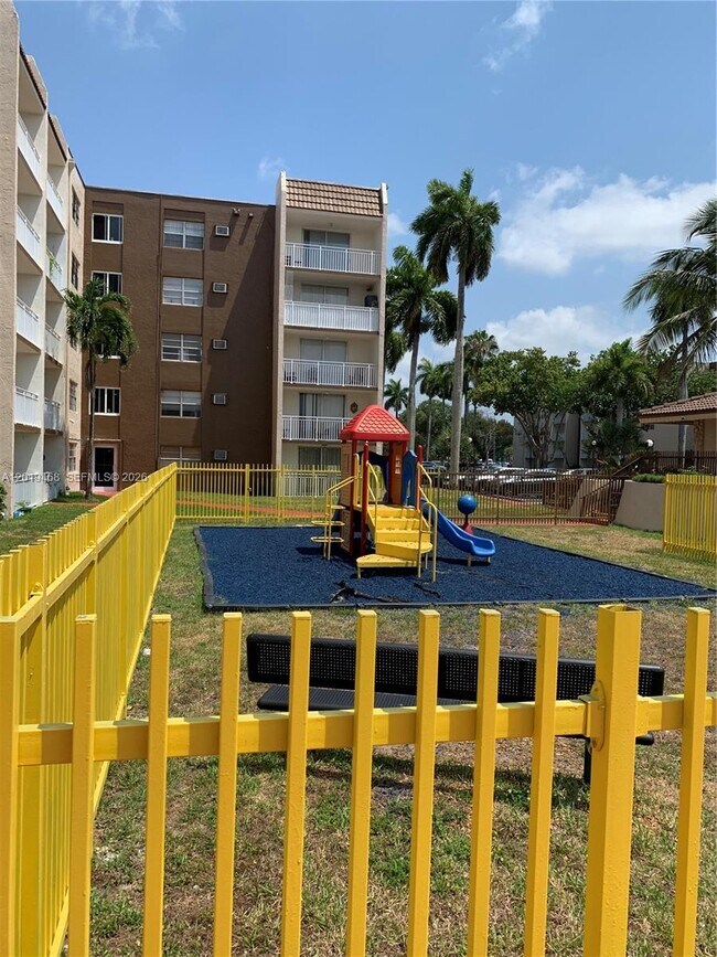 Building Photo - 6950 Miami Gardens Dr