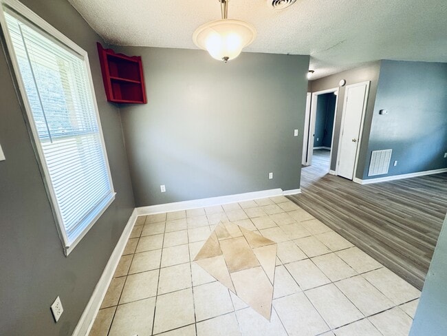 Building Photo - 3582 Greenwood Dr