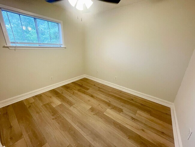 Building Photo - 2/1 apartment in downtown Brandon for rent!!