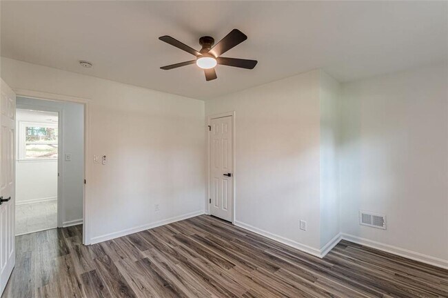 Building Photo - 2352 Glendale Dr