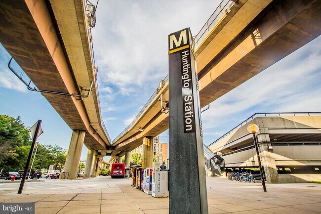 Building Photo - 2624 Redcoat Dr