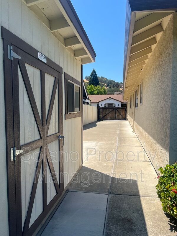 Building Photo - 142 Hillview Dr