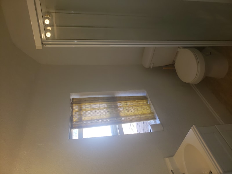 Building Photo - 324 W 6th St