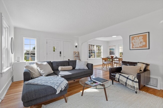 Building Photo - 7227 SE Hawthorne Blvd