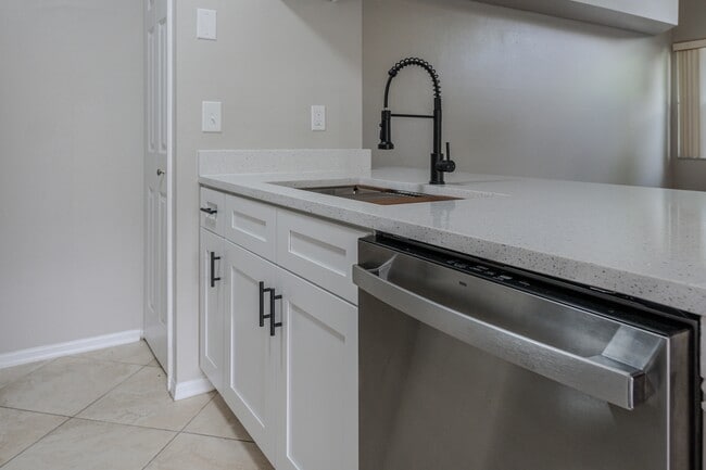Building Photo - 5004 Laguna Bay Cir