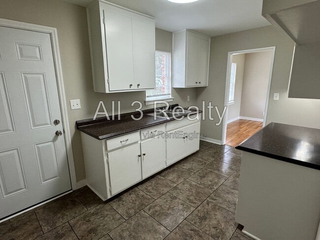 Building Photo - 990 Parkwood Dr