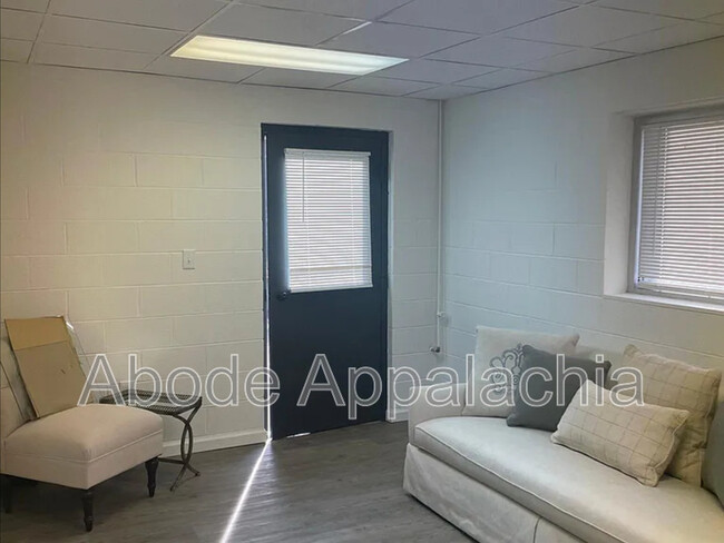 Building Photo - 126 Melvina Dr
