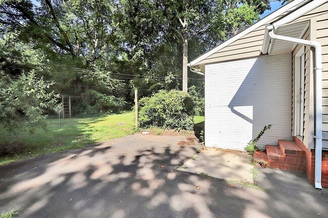 Building Photo - Discover the charm of this brick ranch nestled in the heart of Madison Park