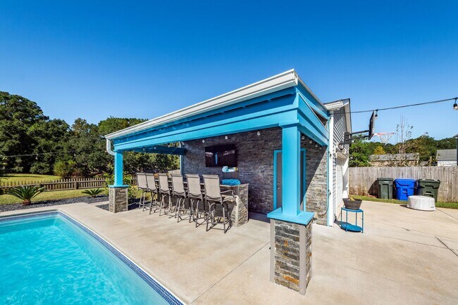 Building Photo - 4 Bedroom, 2.5 Bathroom Home in Brownswood...