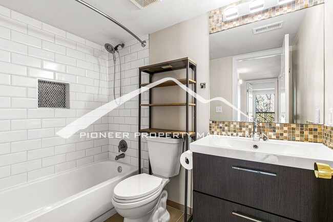 Building Photo - Cozy Condo with Balcony and Washer/Dryer