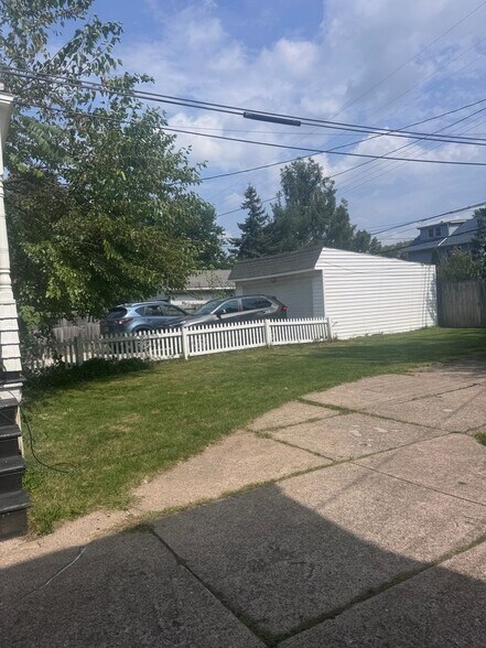 Building Photo - 2171 Carabel Ave