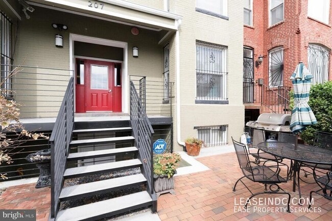 Building Photo - 207 R St NW