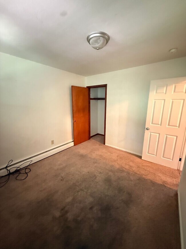 Building Photo - 2 Bedroom 1 Bathroom Apartment For Rent!