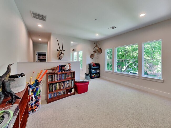 Building Photo - IMMACULATE HOME IN UNIVERSITY HEIGHTS! UPD...