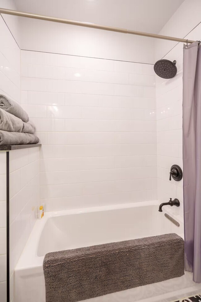 Building Photo - 930 Elm St