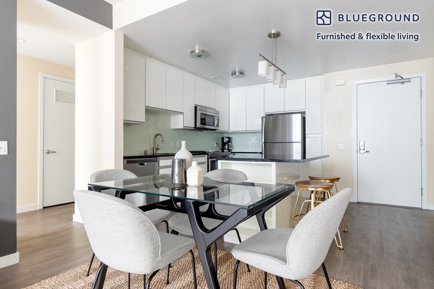 Building Photo - 690 Long Bridge St