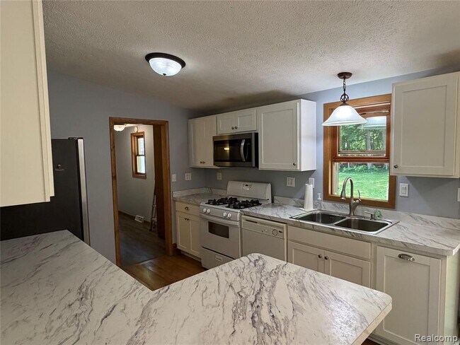 Building Photo - 8427 Carols Dr