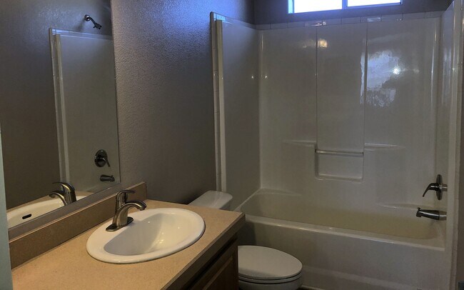 Building Photo - 3+2 Split Floor plan home in New Kingman