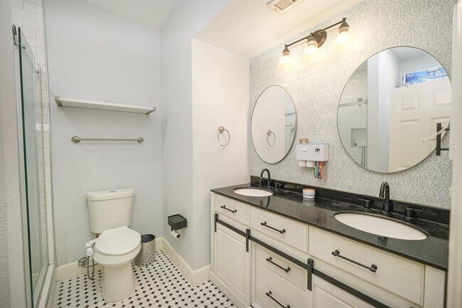 Building Photo - 2255 Braeswood Park Dr