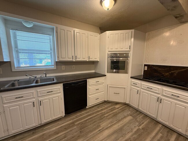 Building Photo - Huge 4 Bedroom in West Tulsa