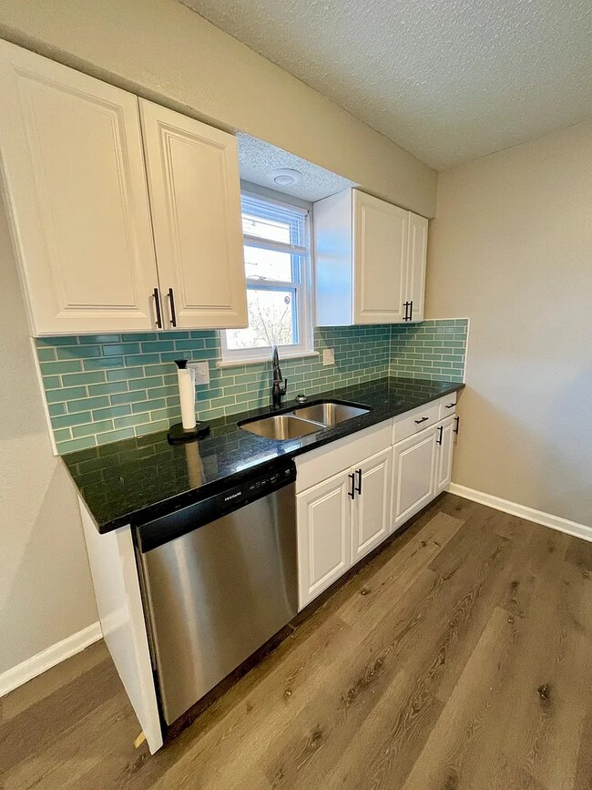 Building Photo - 401-407 NE Highland Ln