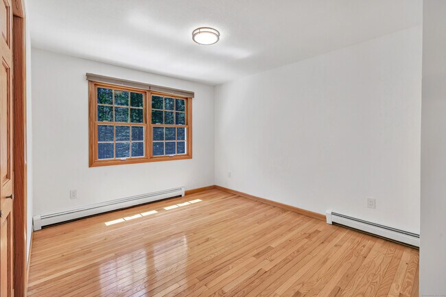 Building Photo - 21 Greenbriar Rd