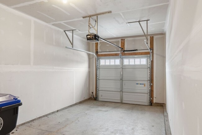 Building Photo - Spacious 3-Bedroom Townhome with Fantastic...