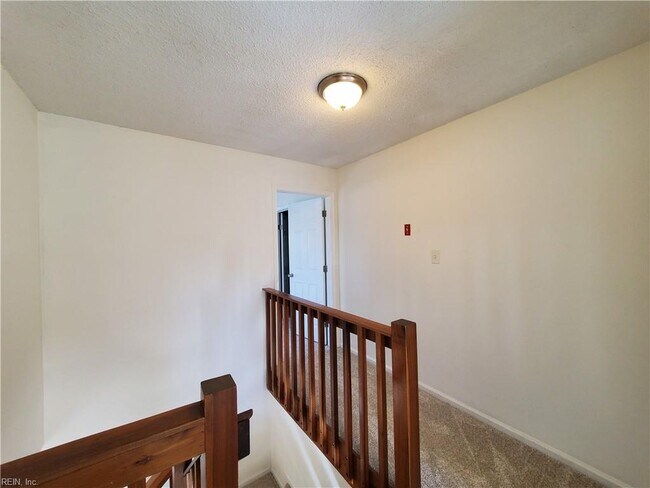 Building Photo - 833 Quesnel Dr