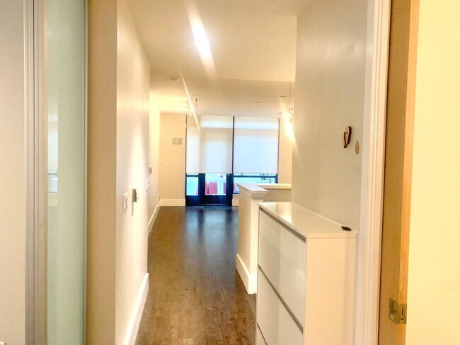 Building Photo - Spacious Centrally Located 1 bed + Den/ 1....