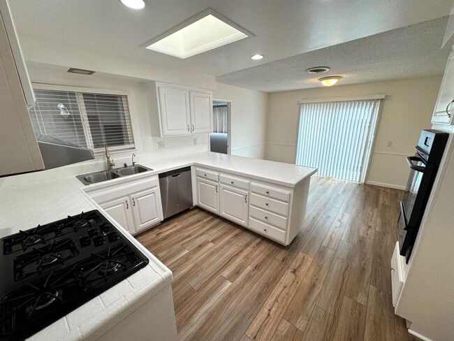 Building Photo - Refurbished East Ventura Home