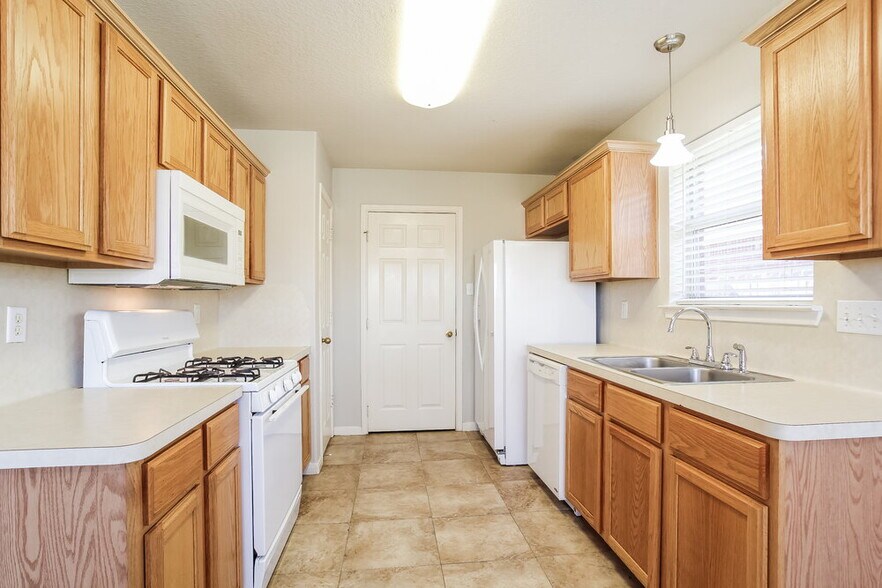 Building Photo - 24030 Rockygate Dr