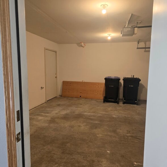 2 Car Garage - 1415 Kodiak Ct
