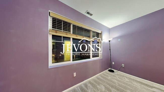 Building Photo - Experience this beautiful SeaTac single-family home with an equipped kitchen, high ceilings, near...