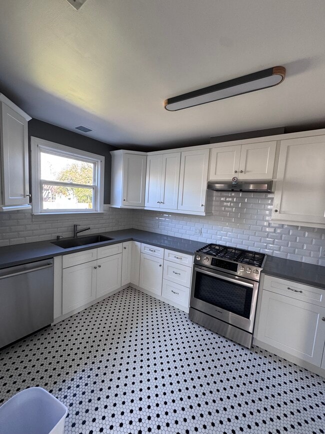 Building Photo - 1136 Hayes St