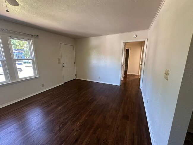 Building Photo - Well Maintained and Updated Home Near the ...
