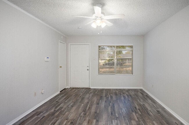 Building Photo - Great Location! 2/1 Duplex Near Downtown Fort Worth