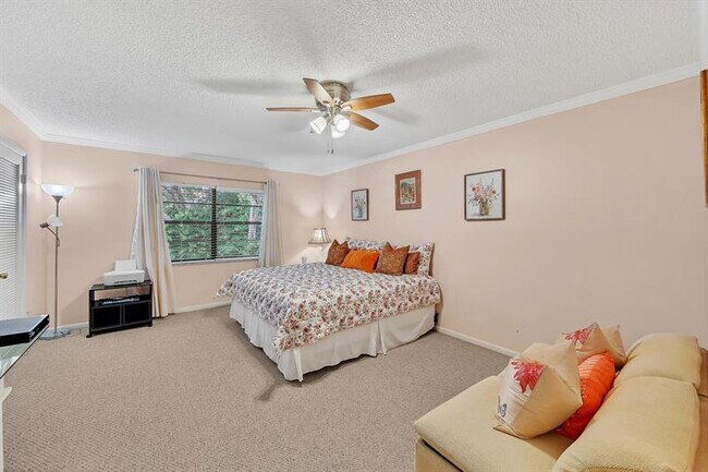 Building Photo - 9278 Vista Del Lago