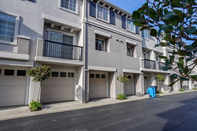 Building Photo - 3 Bed / 2.5 bath pet friendly townhome with a bonus home office/den + EV charger in garage. YouTu...