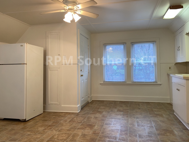 Building Photo - 2 Bedroom | 3rd Fl | Near Downtown Seymour