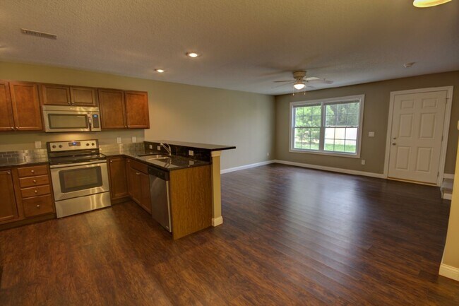 Building Photo - Gorgeous 3 Bedroom Townhome