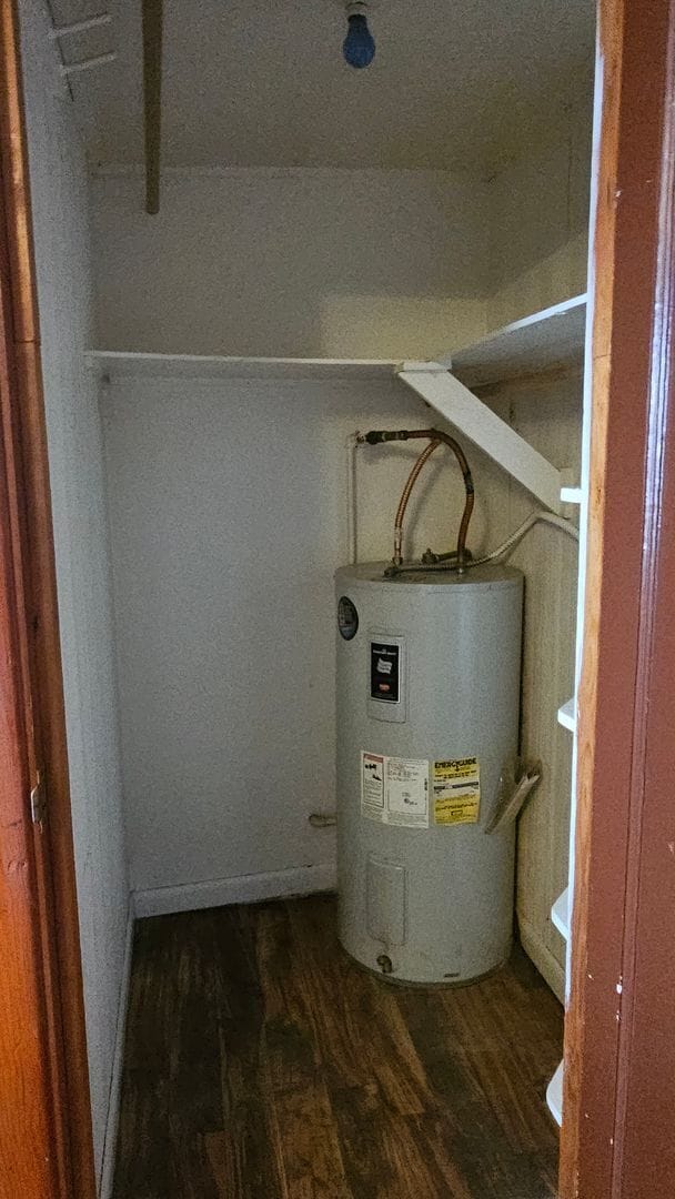 Building Photo - 1 bedroom duplex close to shopping