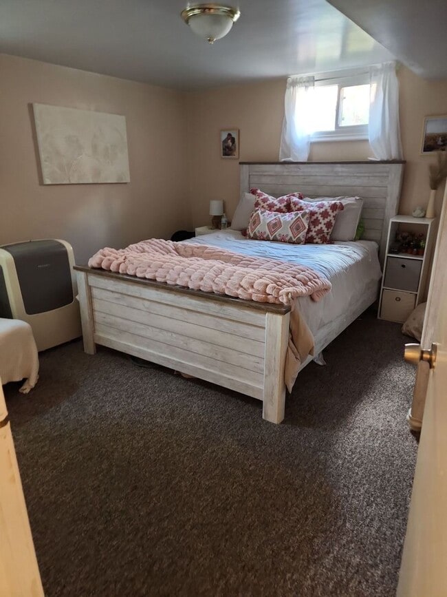 Building Photo - Charming basement apartment