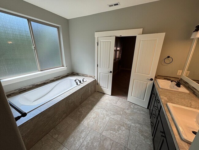 Building Photo - Beautiful Home in the Copper Creek Subdivi...