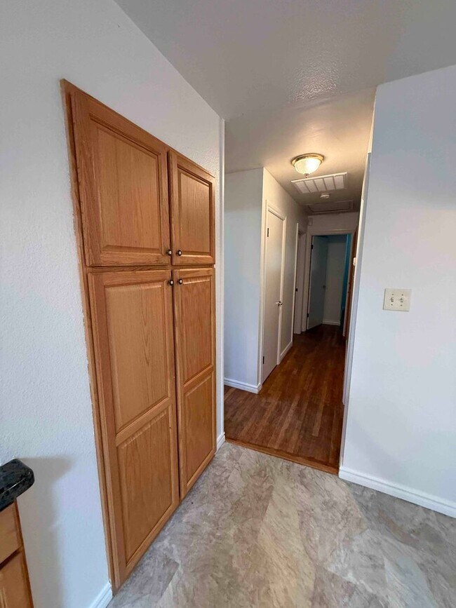 Building Photo - Great 3 Bedroom Walking Distance to American River