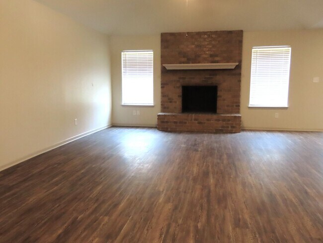 Building Photo - Updated in 2024! Gorgeous 3 Bedroom, 2 Bat...