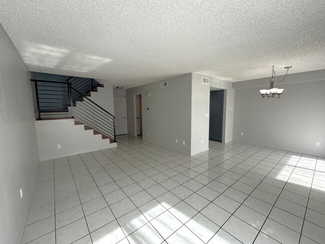 Building Photo - 1924 Hawaii St