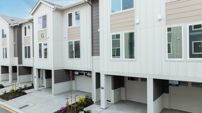 Building Photo - 16124 Cascadian Way