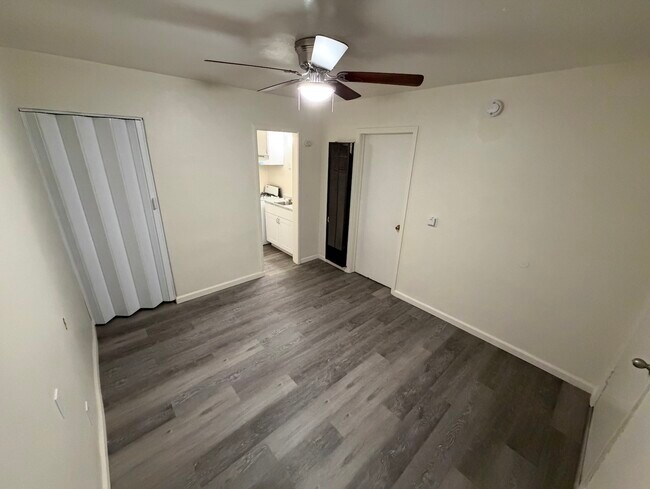 Building Photo - 826 E Rte 66