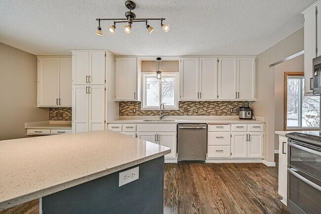 Building Photo - Spacious 4-Bed 4-Bath Home in Buffalo - Available 7/1!